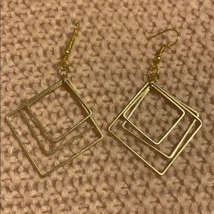 Pretty gold earring that go with any outfit